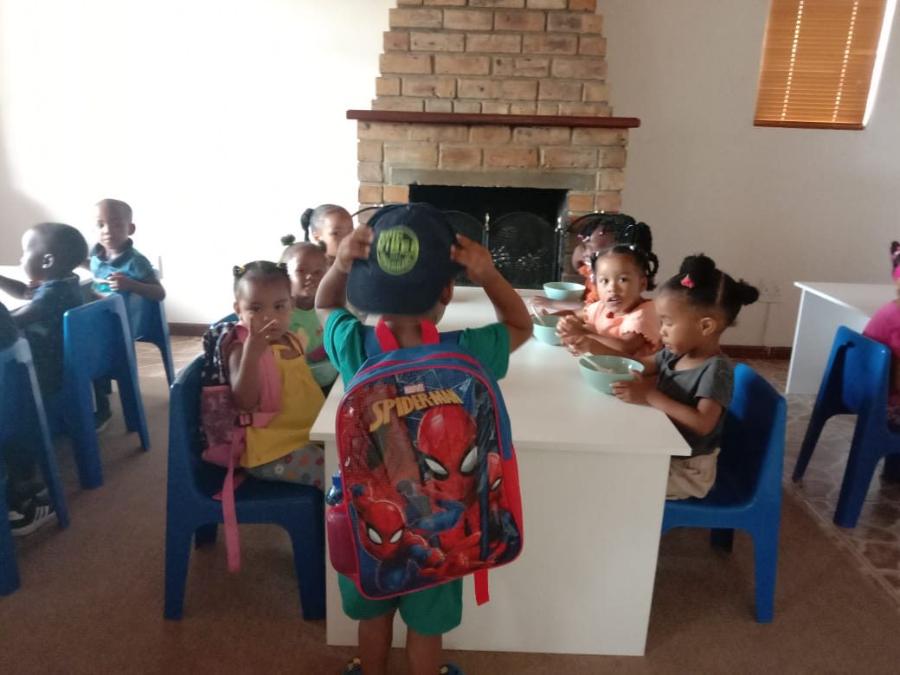 Children eating lunch together